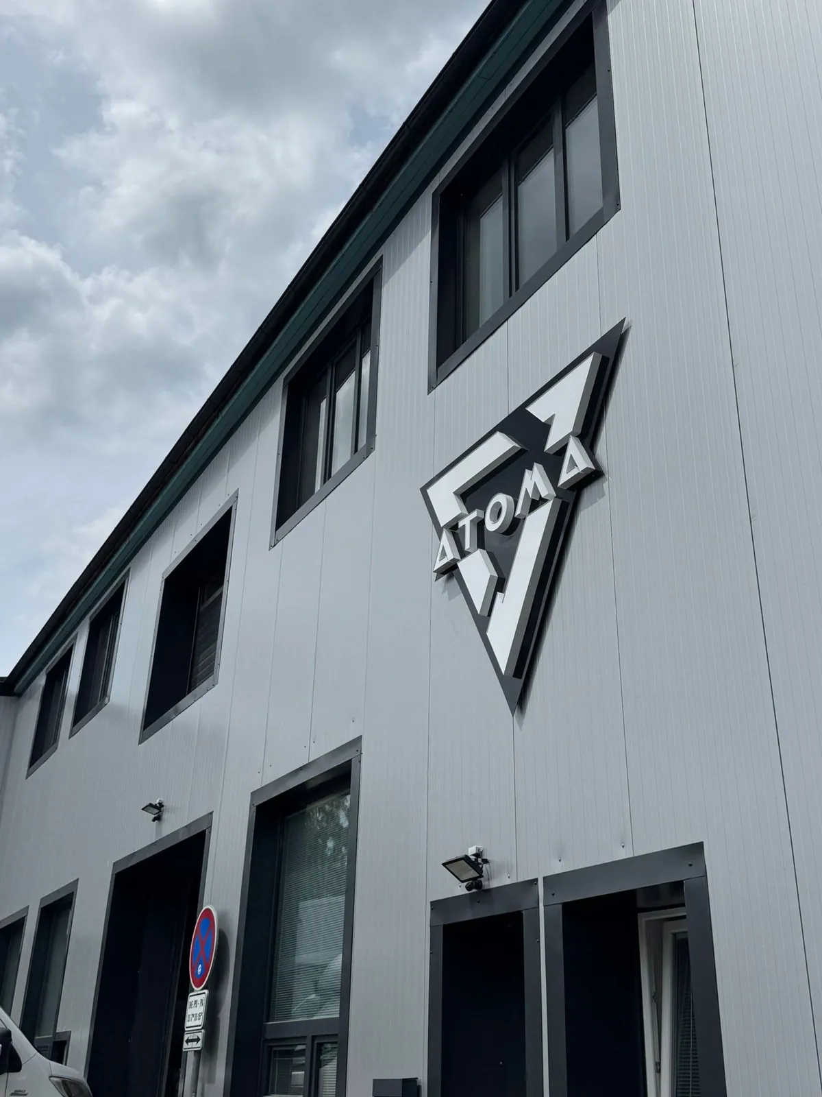 Logo ATOMA na budově centrály v Karlových Varech